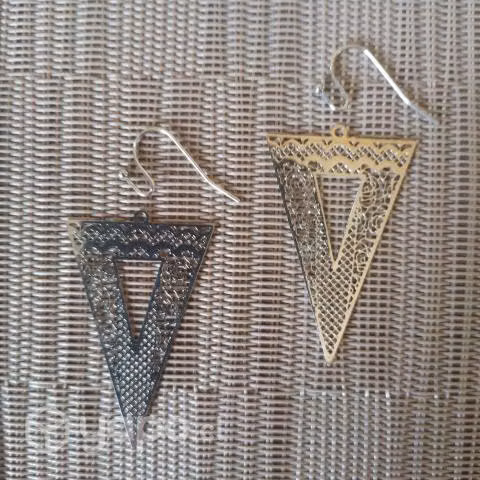 Preciosos aros. Pendiente con dije triangular - Imagen 2