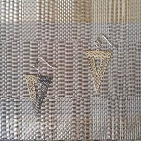 Preciosos aros. Pendiente con dije triangular