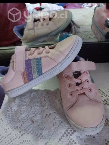 Los 2 pares de zapatillas en 5mil.