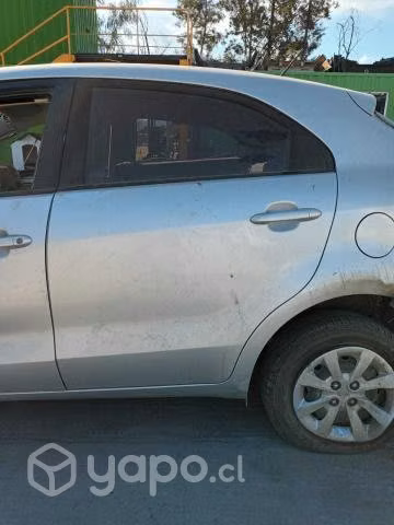 Puerta trasera izquierda kia rio 2015 usado