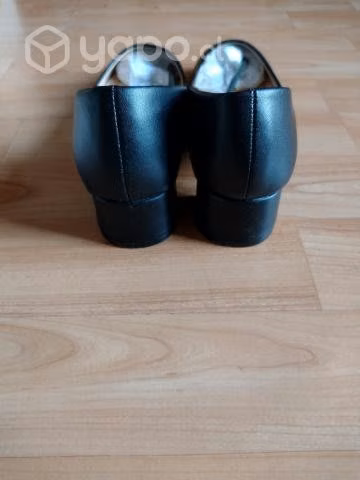 Zapatos negros, formales de mujer