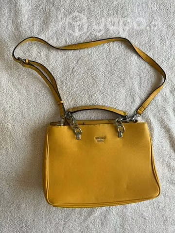 Cartera Guess amarilla