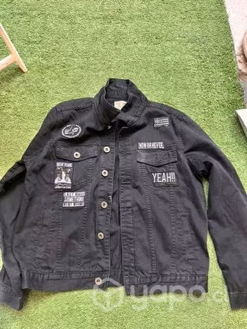 Chaqueta negra con parches
