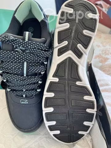 Zapatilla azul marina. Nuevas.