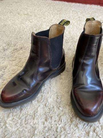 DR MARTENS - Chelsea 2976 Boot Burdeo - Imagen 2