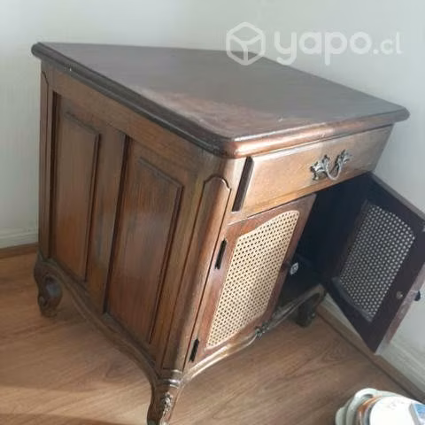 Mueble antiguo con puertas y cajón - Imagen 3