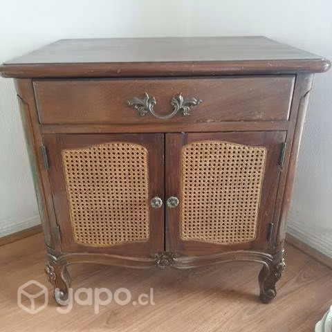 Mueble antiguo con puertas y cajón