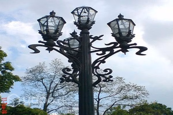 Farol de plaza en fierro forjado