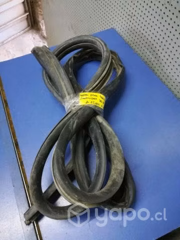 Goma contorno carroceria puerta tras izq Mahindra