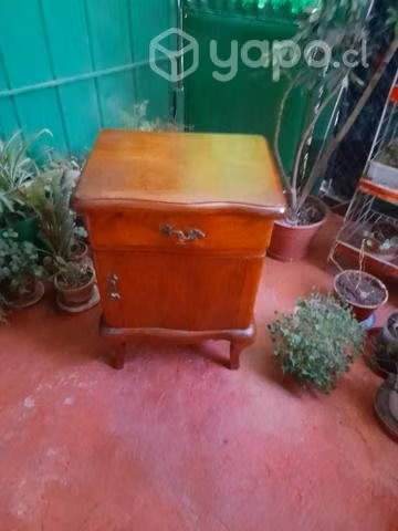 Velador, televisor y mesita más un juego de tasas