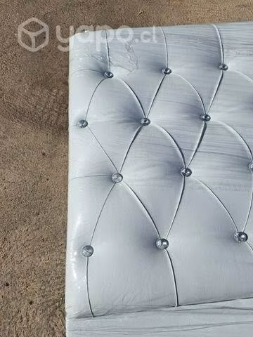 Precioso respaldo de cama con botones de cristal