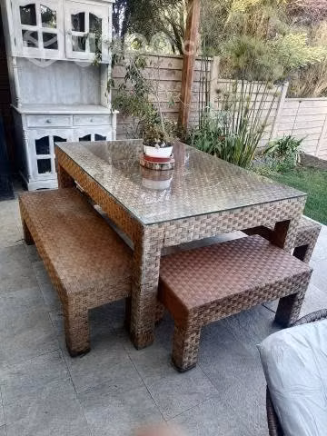 Comedor de mimbre