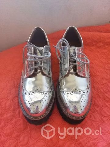 Zapatos brillantes tipo espejo