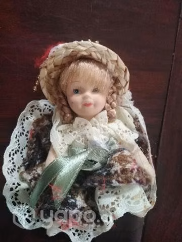 Muñeca de Porcelana en su cesto