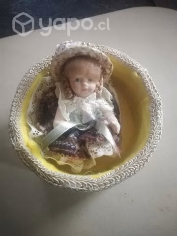 Muñeca de Porcelana en su cesto