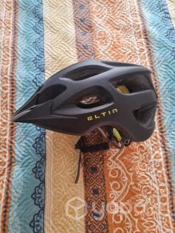Bicicleta y casco.