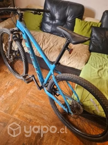 Bicicleta y casco.