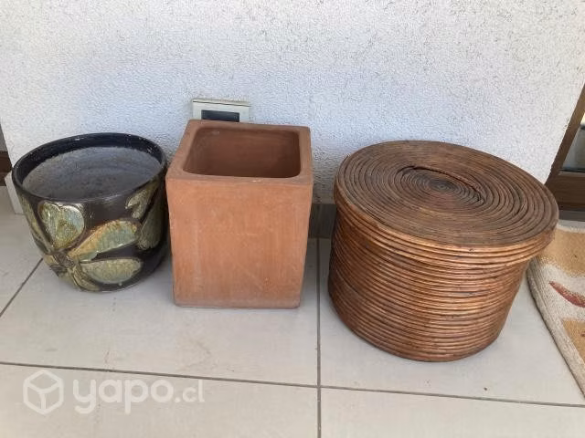 2 macetas artesanales y un canasto barnizado