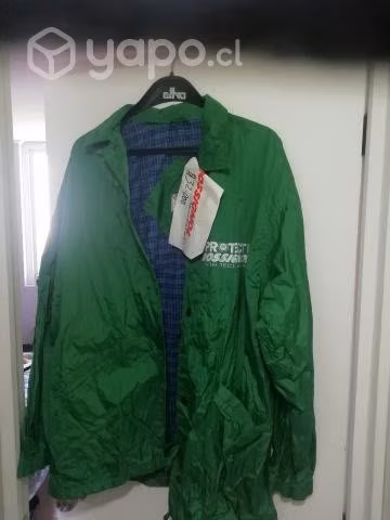 Cortavientos y parkas a 10 mil