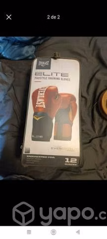 Saco de boxeo y guantes