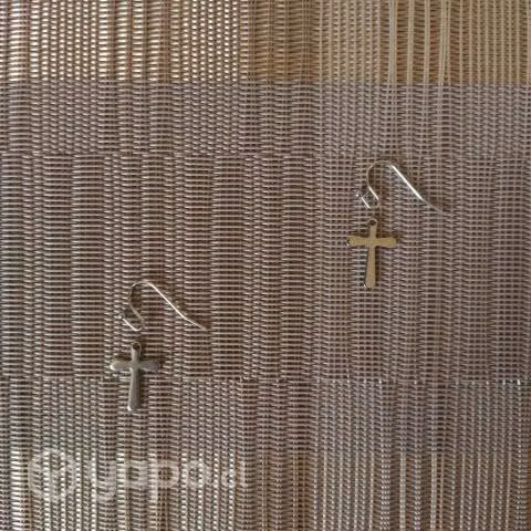 Hermosos aritos. Aros/Pendiente con dije de cruz