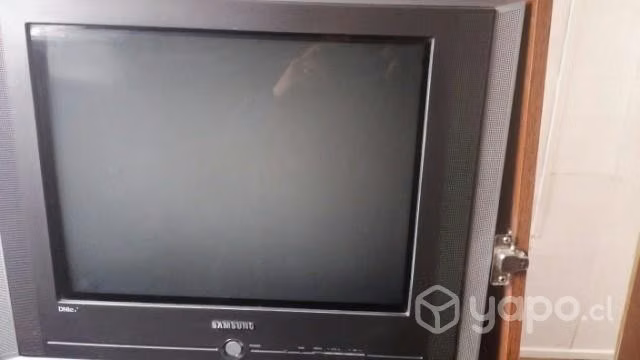Escritorio y televisor - Imagen 2