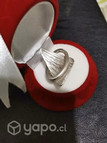 Anillo moderno, plata martillada 925