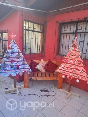 Sillones y pinitos de navidad en madera.