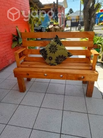 Sillones y pinitos de navidad en madera.
