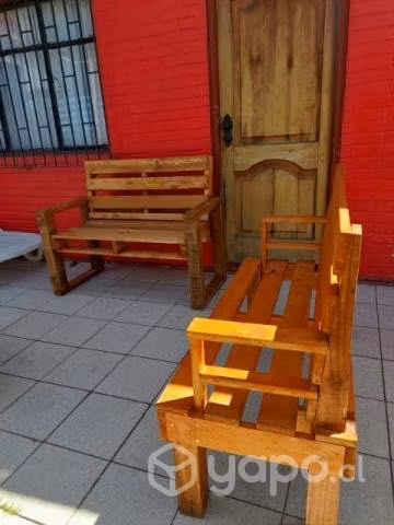 Sillones y pinitos de navidad en madera.