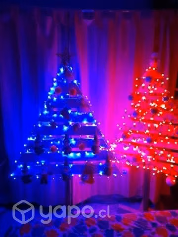 Sillones y pinitos de navidad en madera.