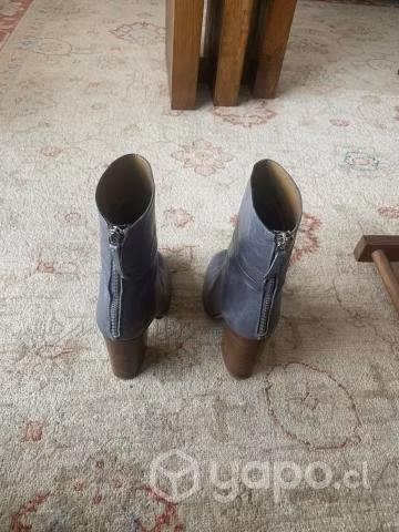 Chaqueta y Botines color gris, marca Zara España