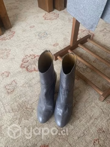 Chaqueta y Botines color gris, marca Zara España