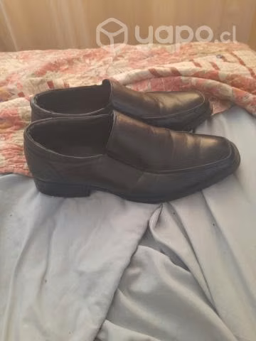 Zapato negro formal en buen estado