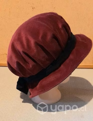 Antiguo gorro medieval de terciopelo