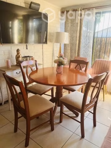 Comedor 4 sillas poco uso como nuevo .