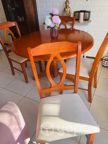 Comedor 4 sillas poco uso como nuevo .