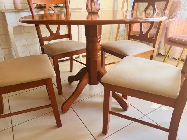 Comedor 4 sillas poco uso como nuevo .