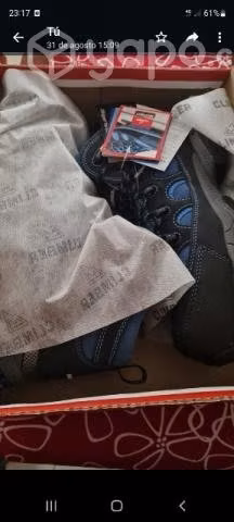 zapatos nuevos de seguridad