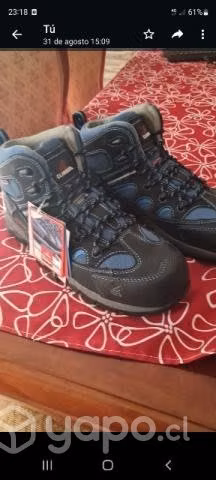 zapatos nuevos de seguridad