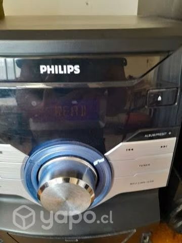 Equipo de música funcionando y con entrada de CD
