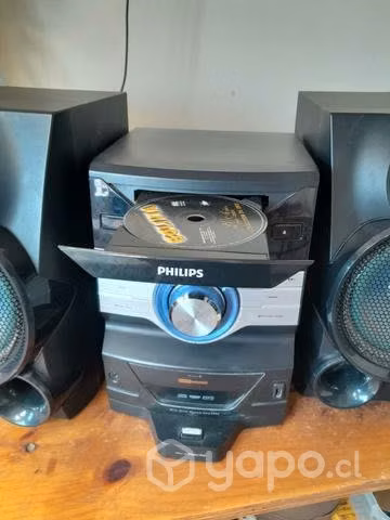 Equipo de música funcionando y con entrada de CD