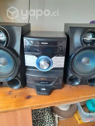 Equipo de música funcionando y con entrada de CD