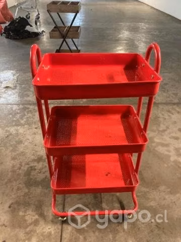 Carrito de metal rojo