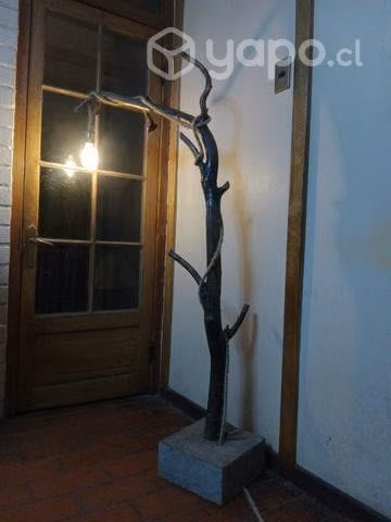 Lámpara de madera hecha a mano y base de concreto