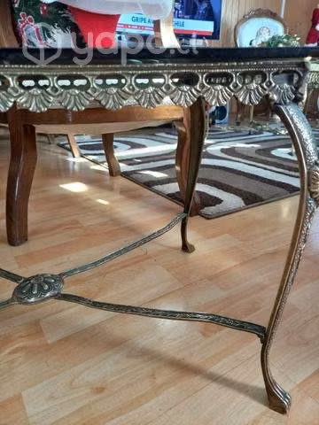 Mesa de centro de bronce y cubierta de vidrio