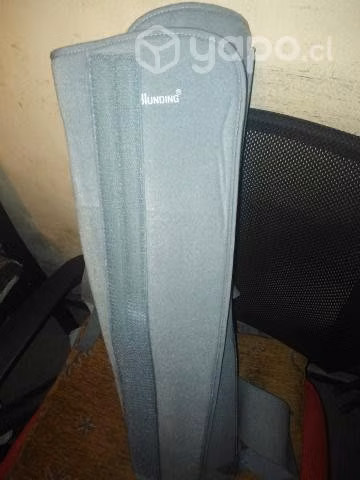 Inmovilizador de rodilla usado una postura