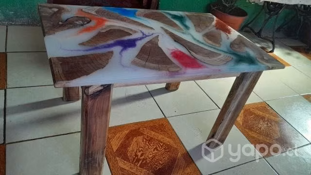 Hermosa mesa con resina epoxina