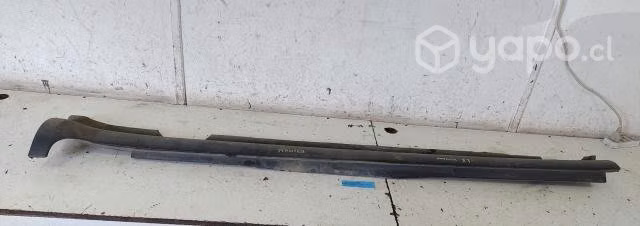 Moldura Exterior Izquierda Zócalo (MXU169) Mahindr