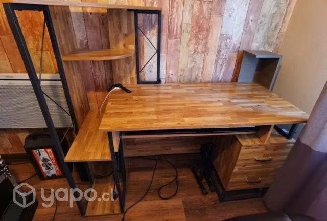 Escritorio, silla ejecutiva y pisapies